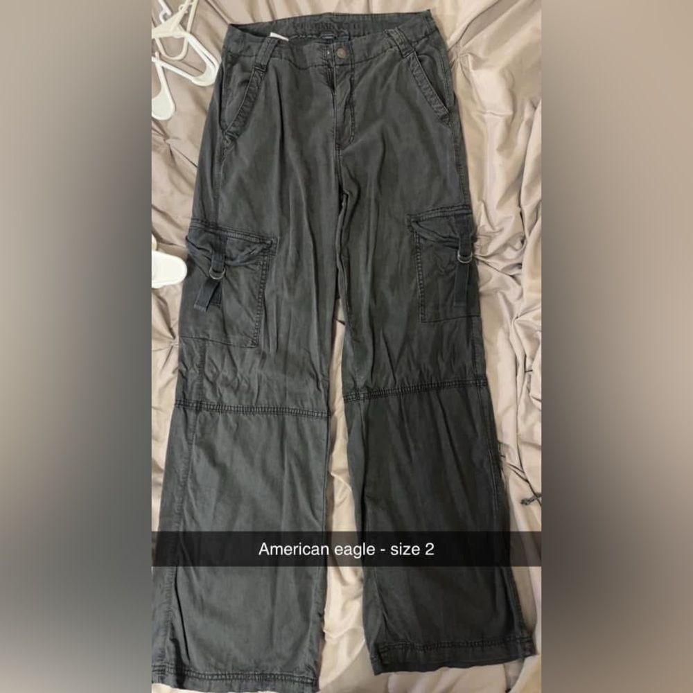 American eagle cargo pants 
Size 2